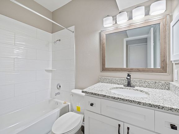 5th image of 2025 Augusta Dr APT 1001