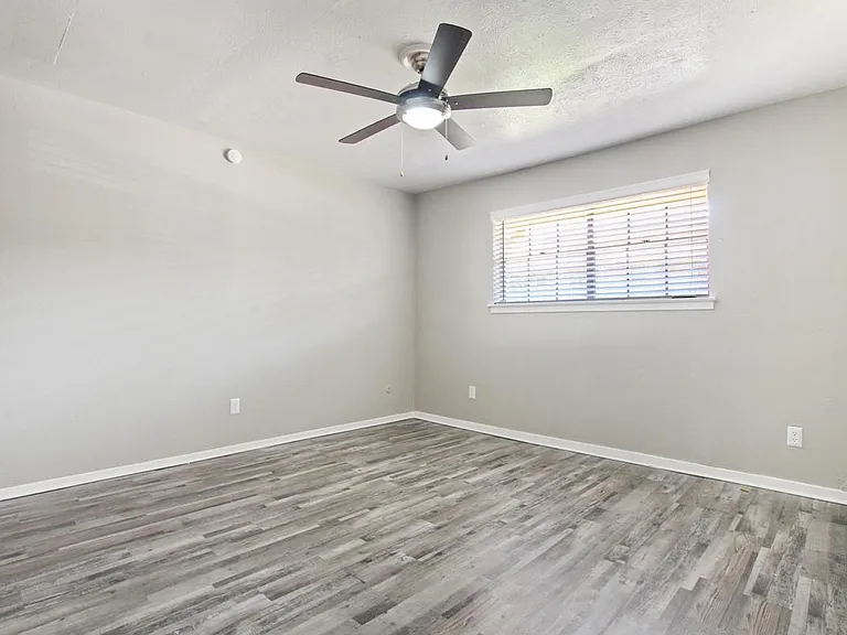 Camelot Apartments — Photo 30