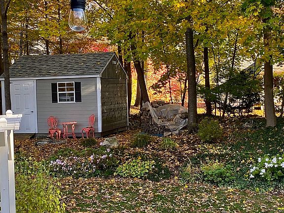 4th image of 15 Emerson Dr