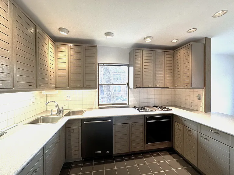 66-05 Dartmouth St #1 — Photo 2