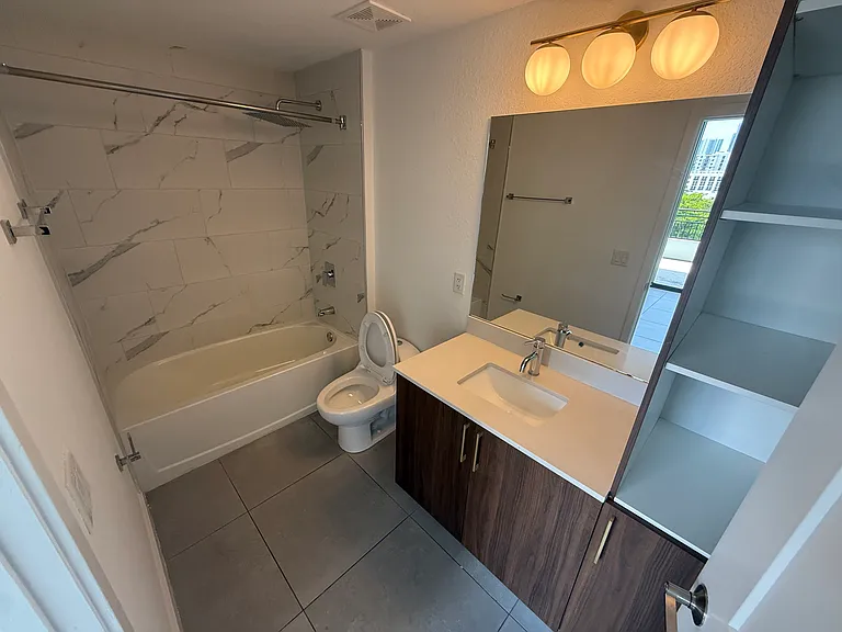 1010 NW 11th St #505 — Photo 16