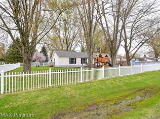 565 Cheyenne Trl, Howell, MI 48843