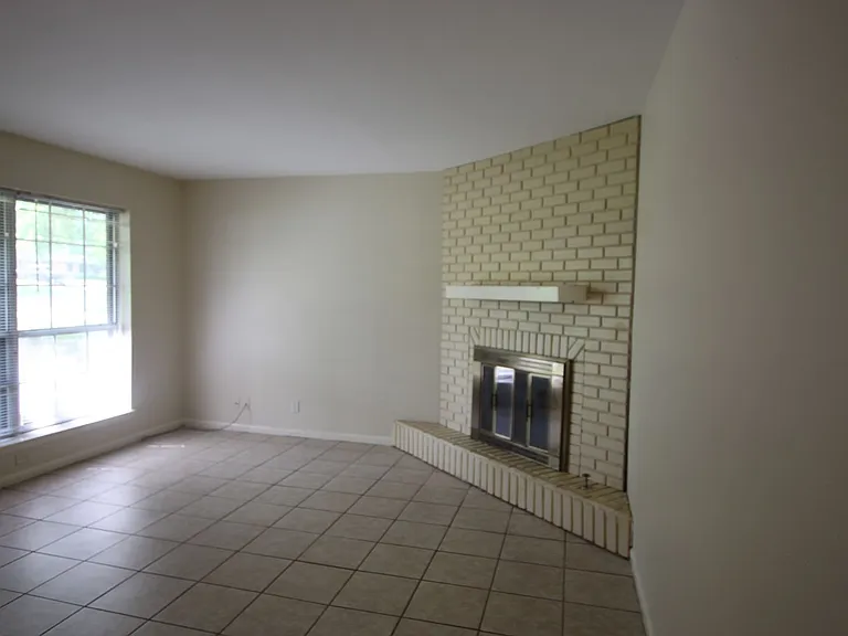 3306 Greg Ln — Photo 2