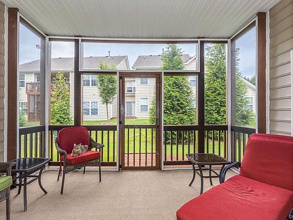 5th image of 608 Hazeltine Ct