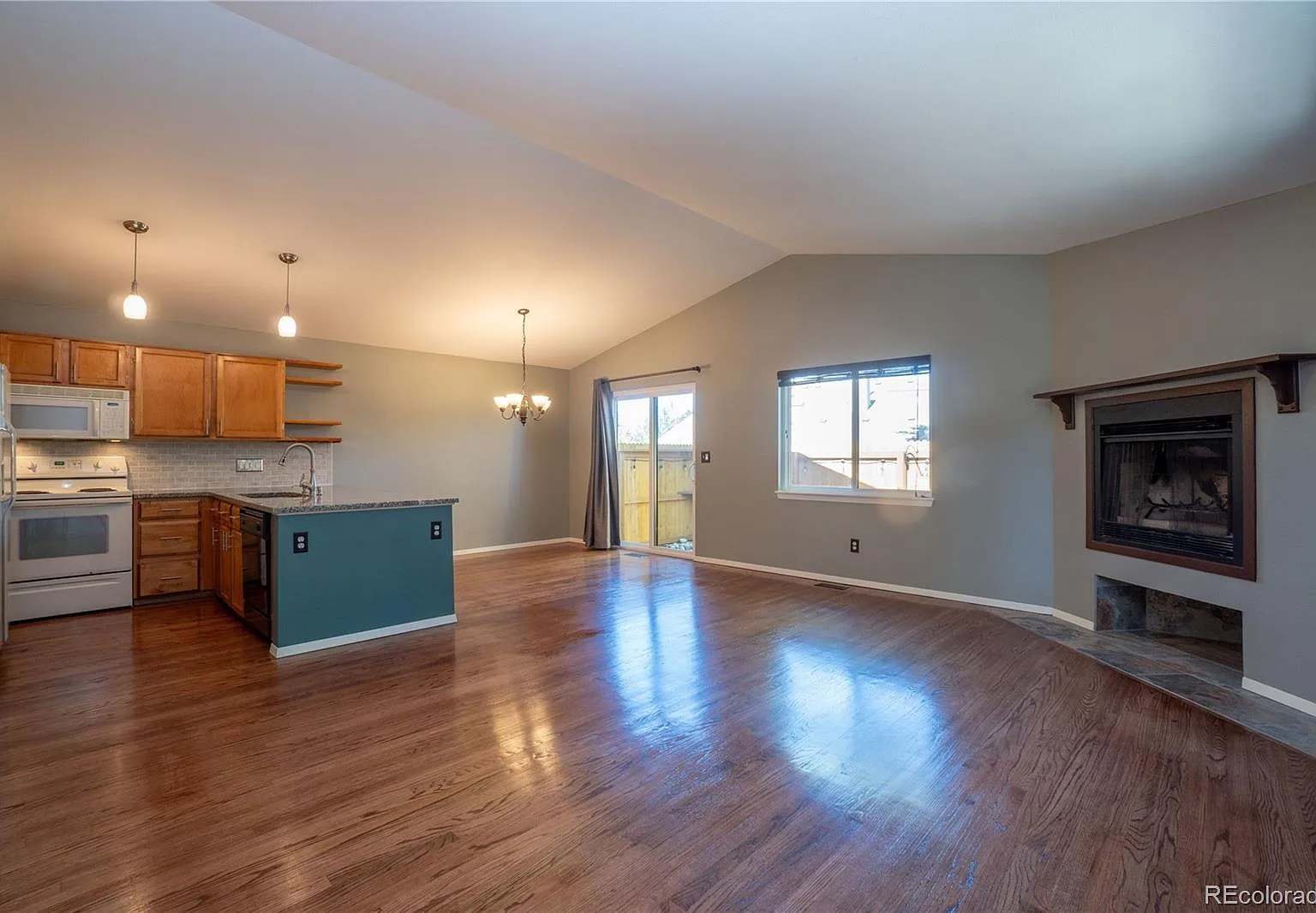 3 bed, 2.0 bath, 1200 sqft, $2,550 — Photo 3