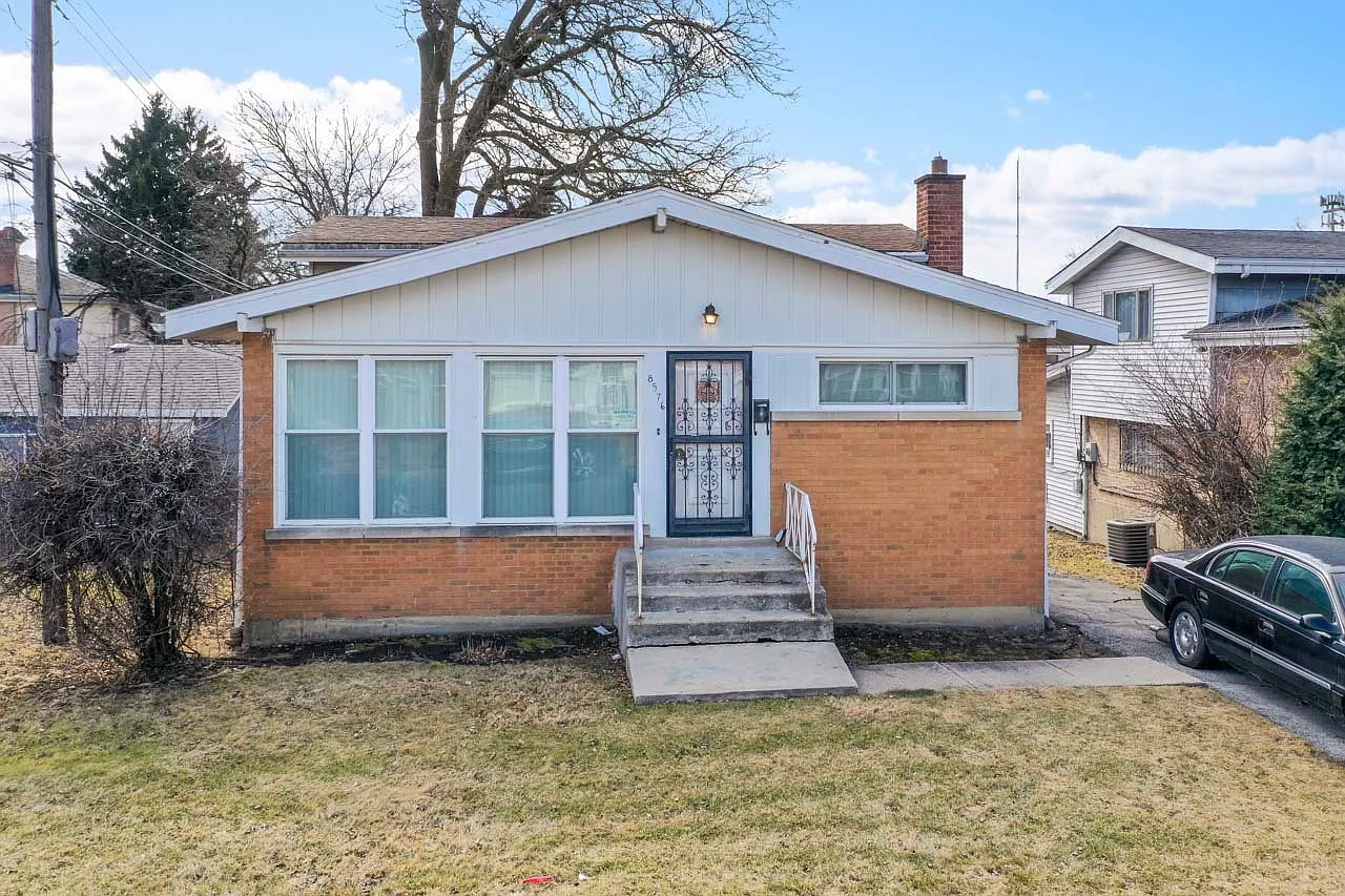 8576 S Woodlawn Ave photo 1