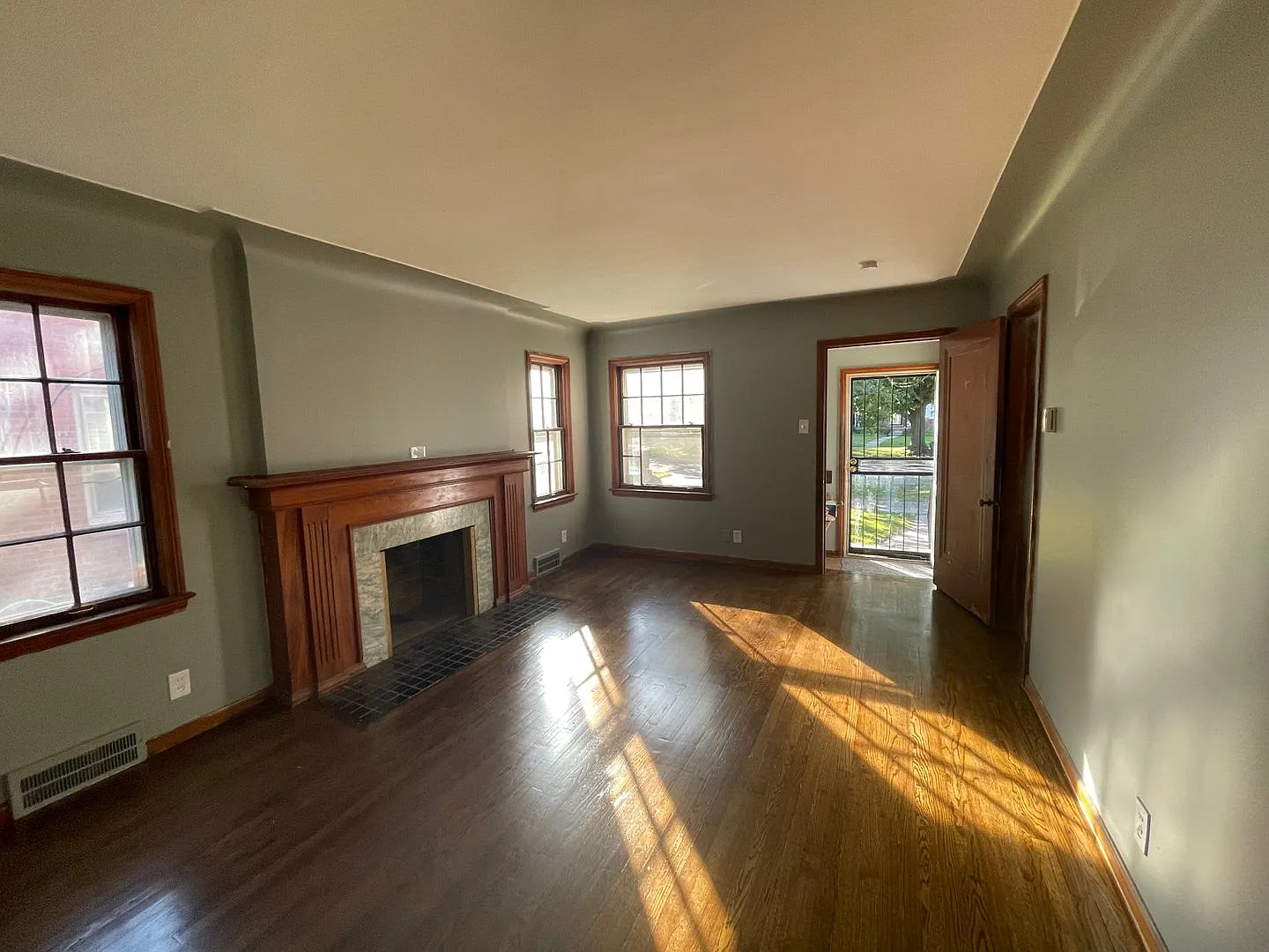 Move-In Ready 3BR Brick Bungalow Detroit Classic New floors, paint etc! You'll love this house!! — Photo 3