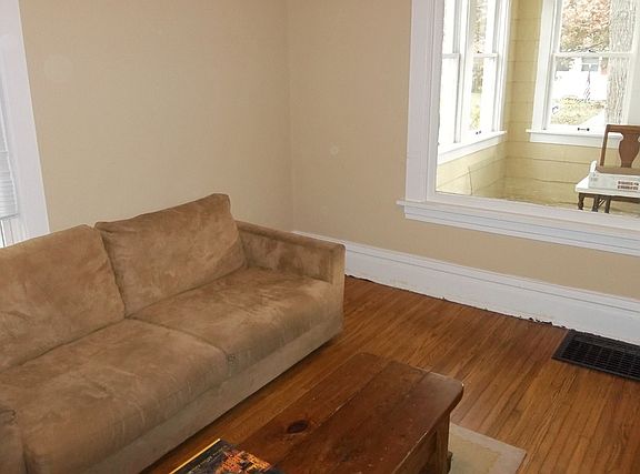 5th image of 526 Stewart Ave