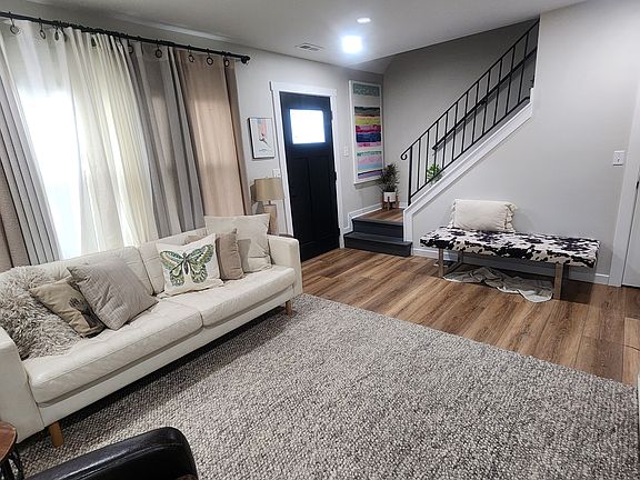 4th image of 912 Oakcrest Dr #D