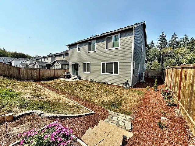 740 SE Nordmann Loop — Photo 44