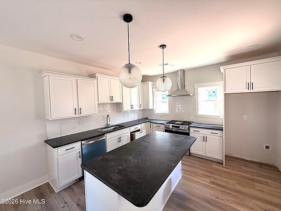 4th image of 991 Holly Road