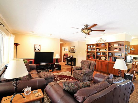 5th image of 1 Lindenwood Ln