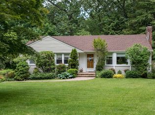 9 Swallow Ln, Huntington, NY 11743