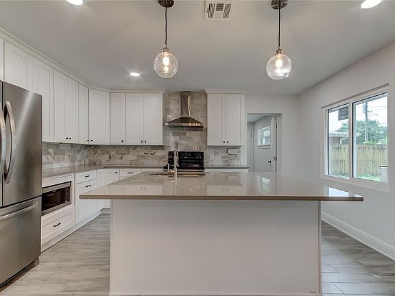 5th image of 817 W Country Club Dr