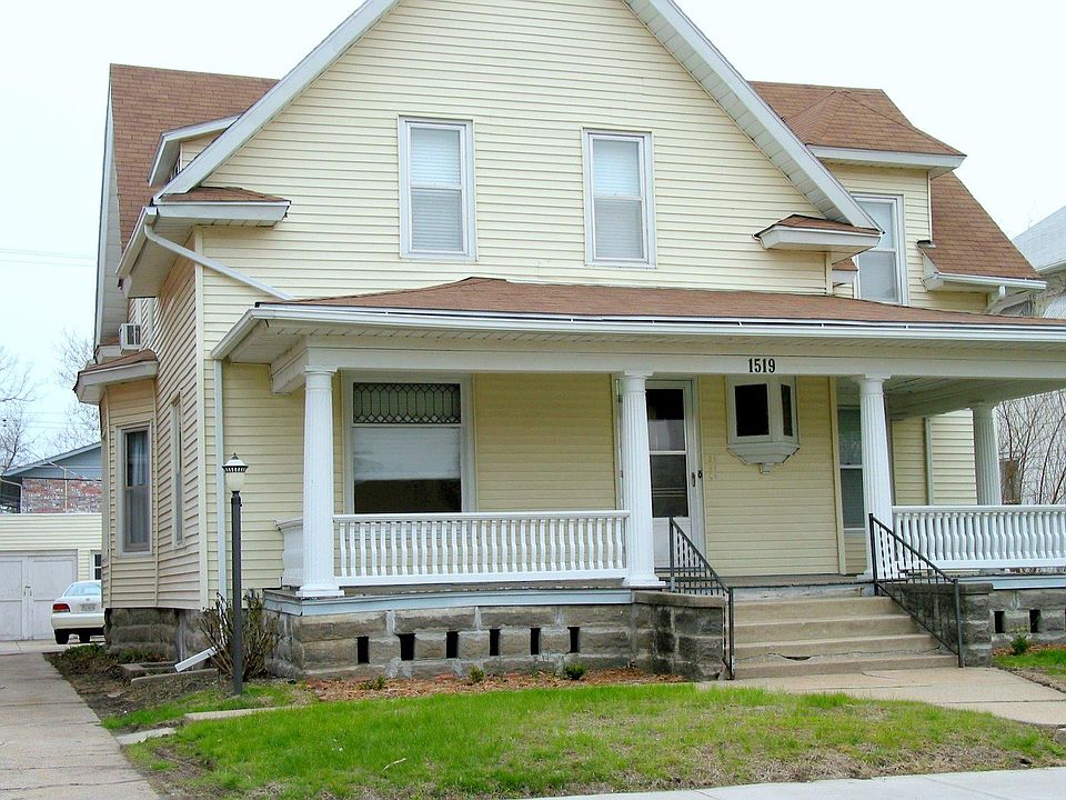 Outside Front Secure Entry to upstairs apartment
