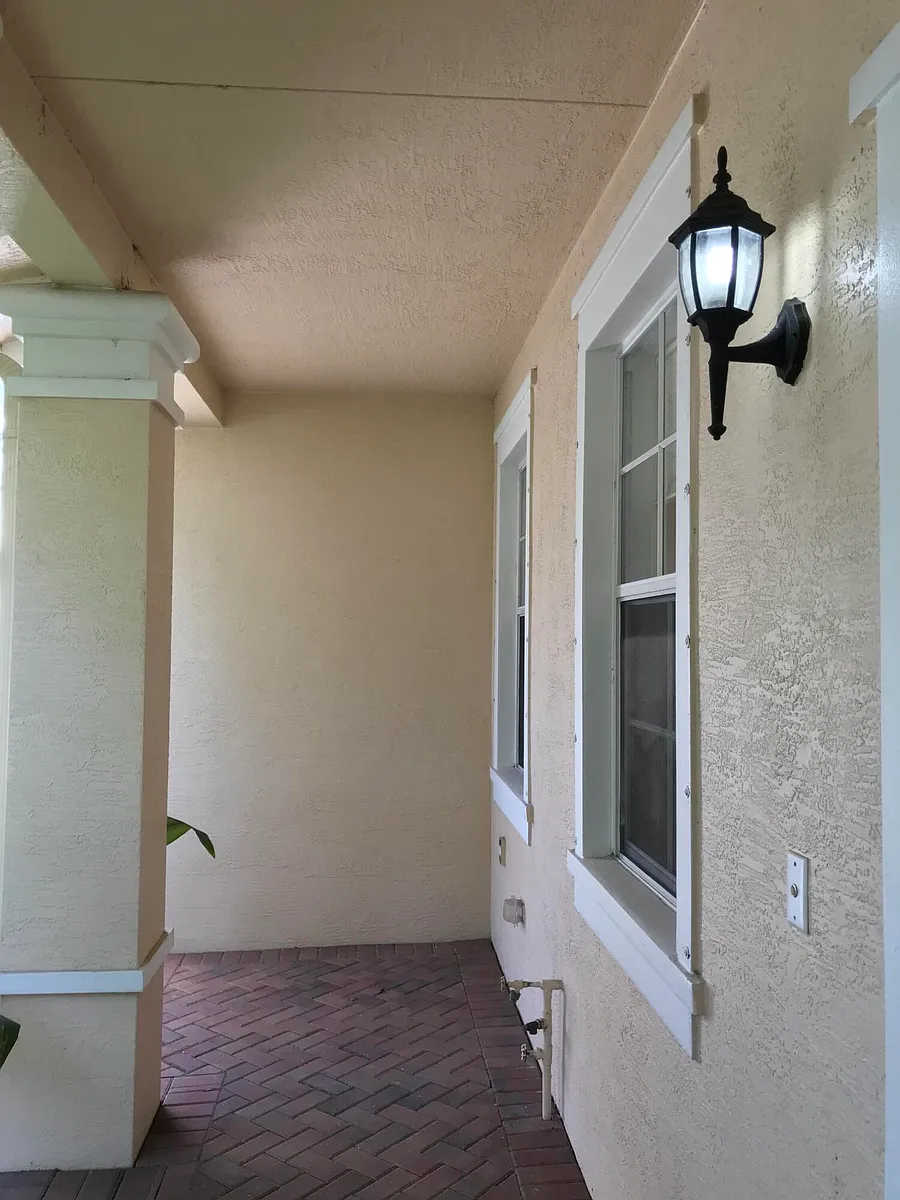 Building Photo - 141 E Thatch Palm Cir