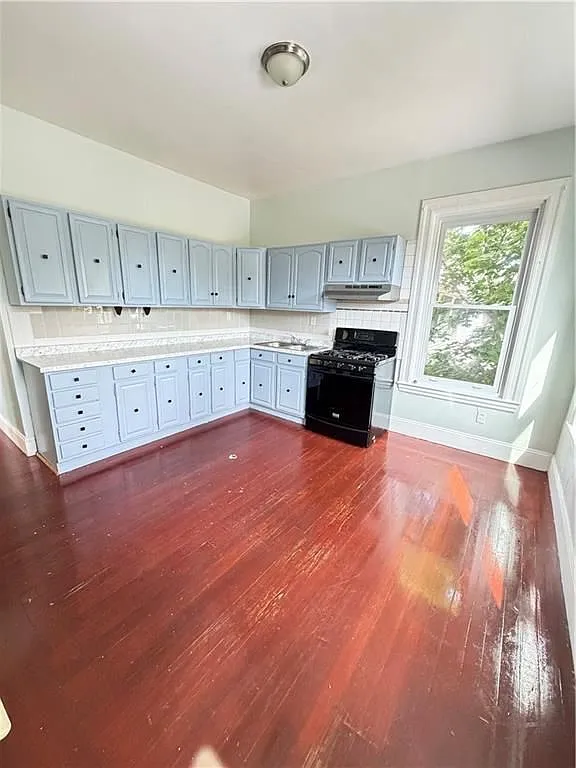 3 bed, 1.0 bath, 3610 sqft, $2,087 — Photo 3
