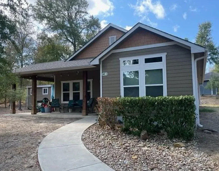 3 bed, 1600 sqft, $1,995 — Photo 1