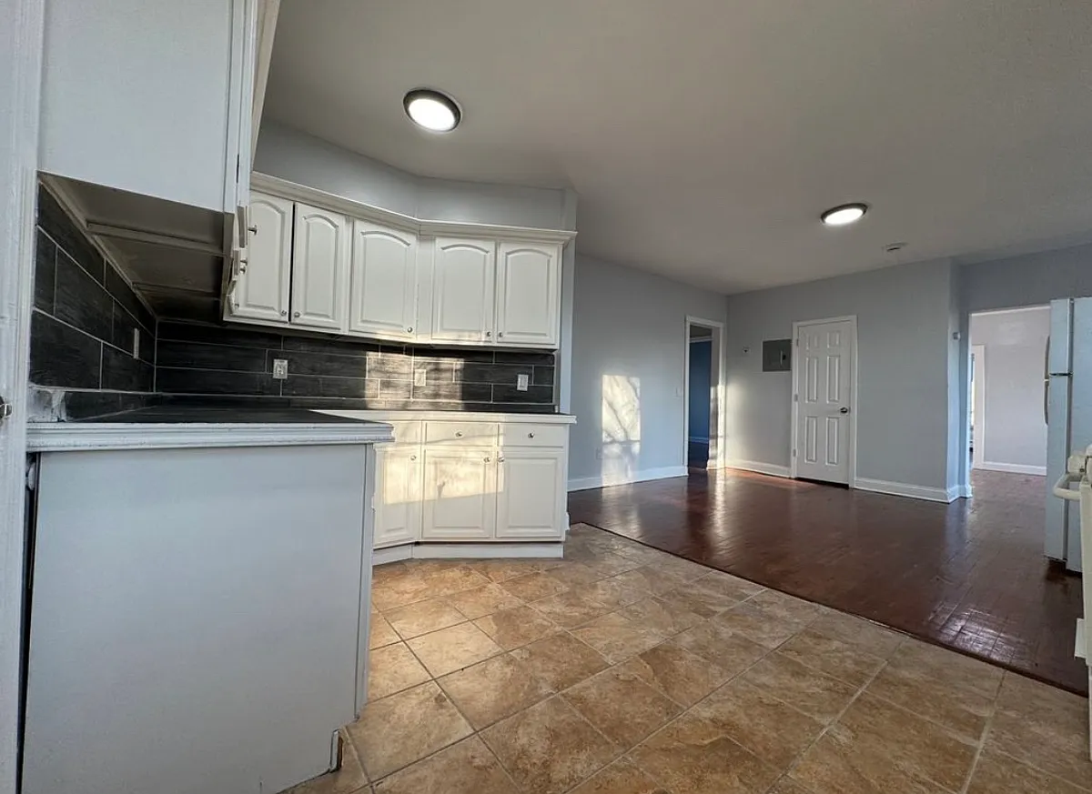 Photo 2 of 10 - 16 Laurel St #2A - Waterbury, CT Building Photo - 16 Laurel St #2A