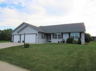 10075 S Chelsea Lee Ct, Oak Creek, WI 53154