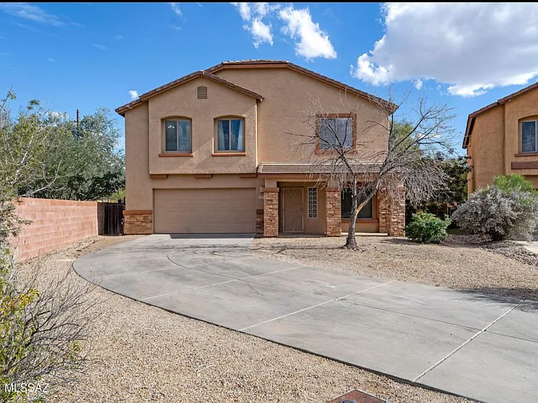 8380 N Weston Pl — Photo 1