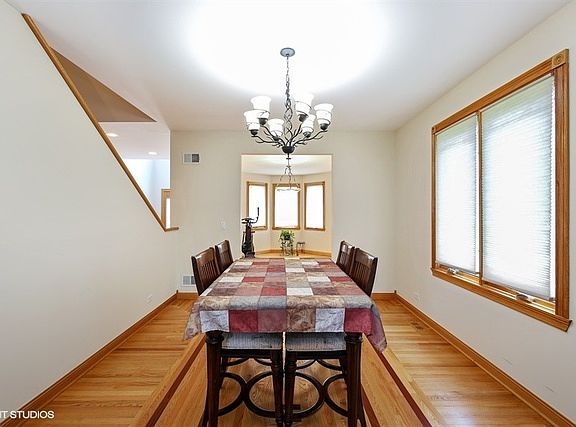 5th image of 455 E Montrose Ave