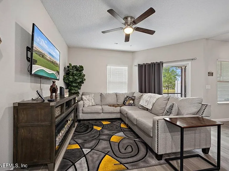 12647 Josslyn Ln — Photo 4