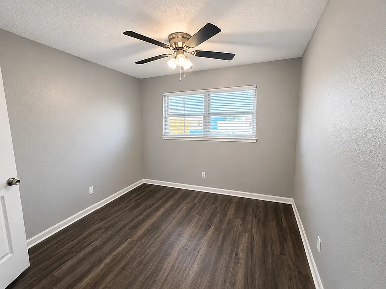 Spanish Cove Apartments — Photo 13