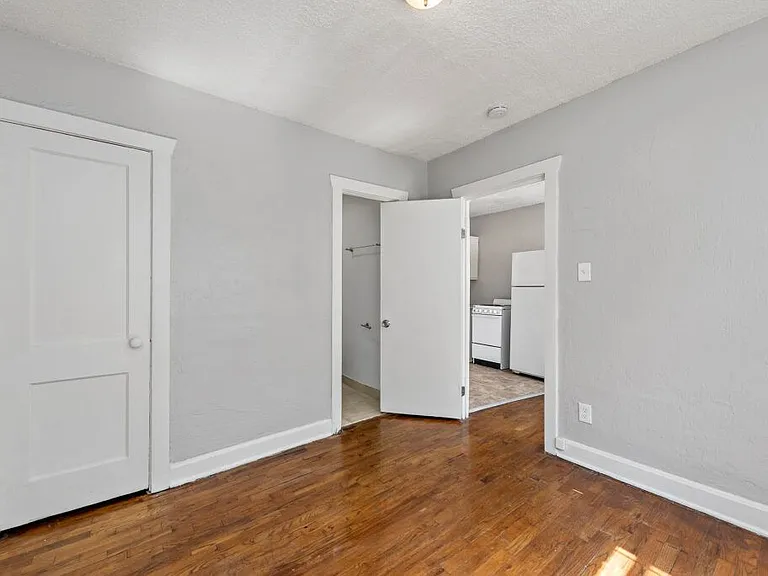 3933 Charlotte St — Photo 10