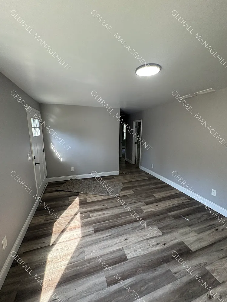 412 Gracelawn — Photo 3
