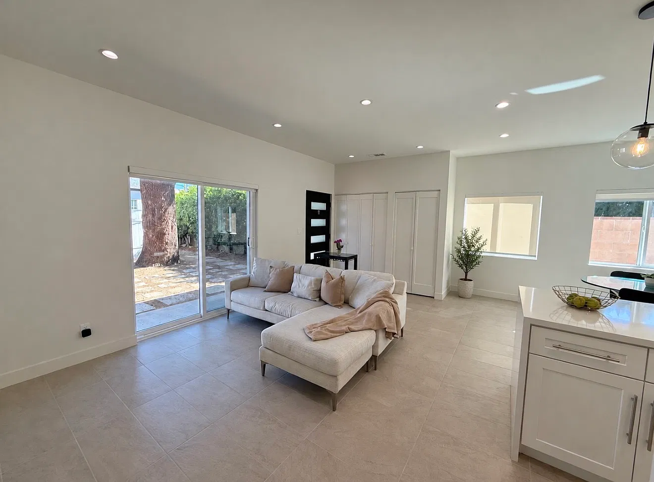2 bed, 1000 sqft, $3,300 — Photo 4