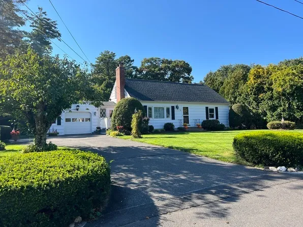 86 Clearbrook Dr, Springfield, MA 01118