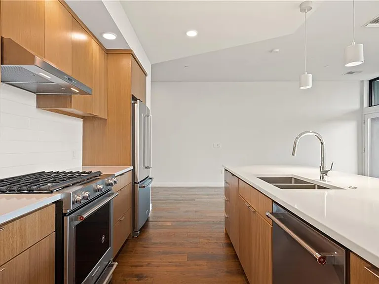 1322 E 12th St #407 — Photo 17