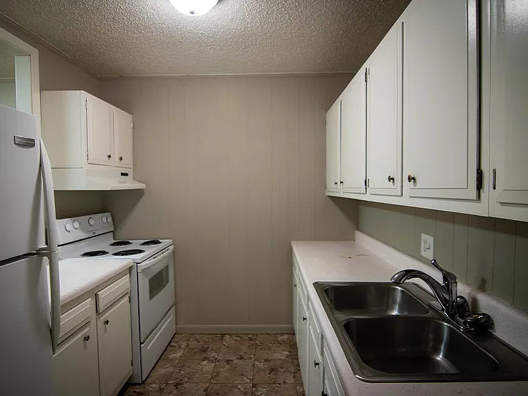 400 Live Oak Spacious 2 Bedroom Apartment with On-Site Laundry — Photo 5