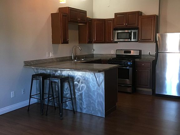4th image of 939 University Ave #204