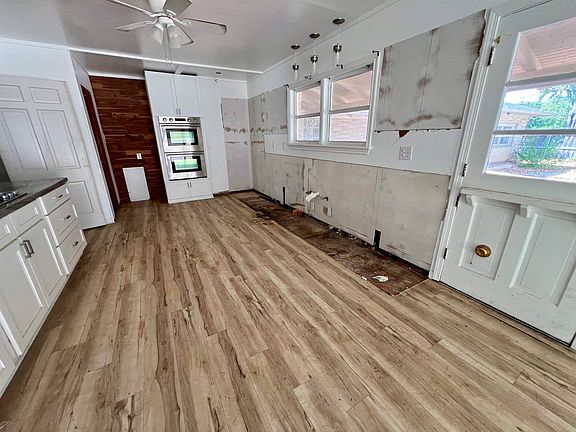 4th image of 330 N Van Buren St
