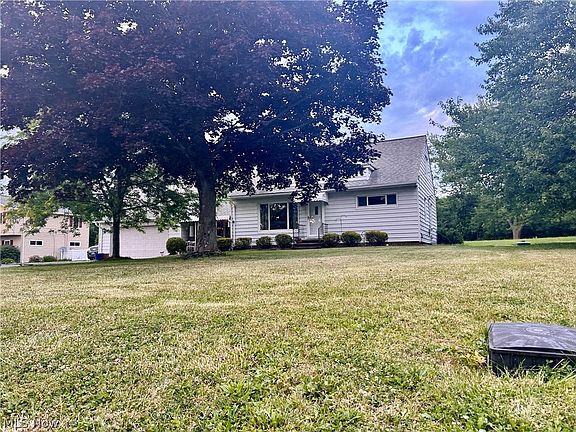 3rd image of 10481 Briar Hill Dr