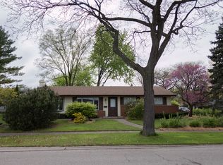 130 Shadywood Ln, Elk Grove Village, IL 60007