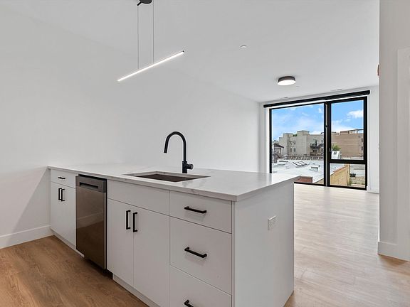 3rd image of 3140 N Clybourn Ave #403