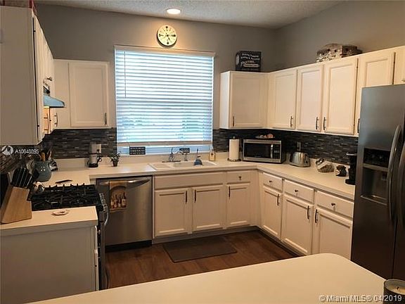 GOURMET KITCHEN AWAITS YOU!