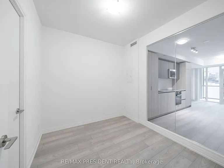 400 King St W #610 — Photo 12