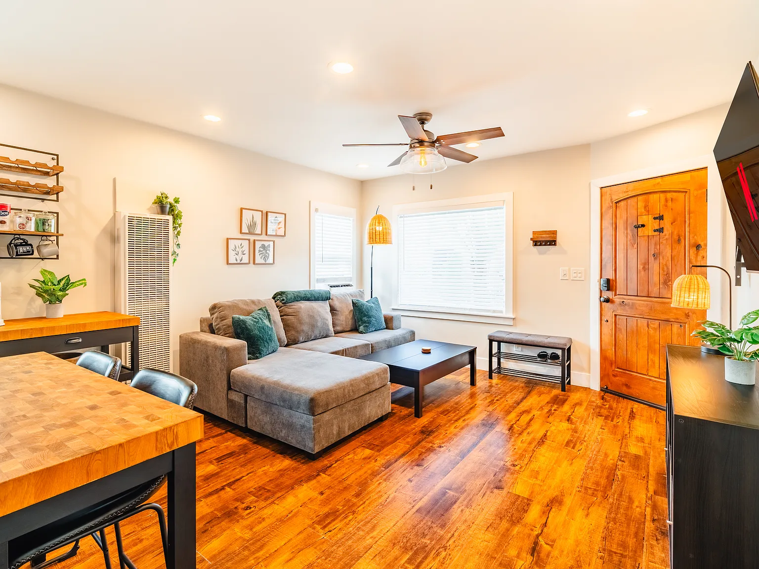 2 bed, 950 sqft, $3,500 — Photo 1