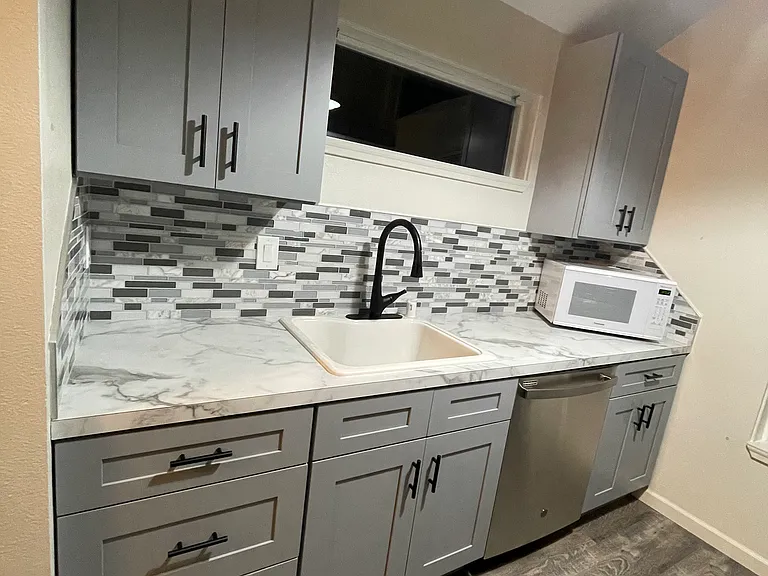 426 E Lauridsen Blvd #3 — Photo 3