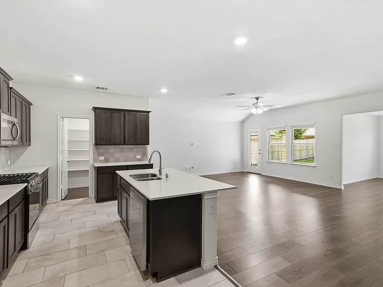 415 Boston Rd — Photo 4
