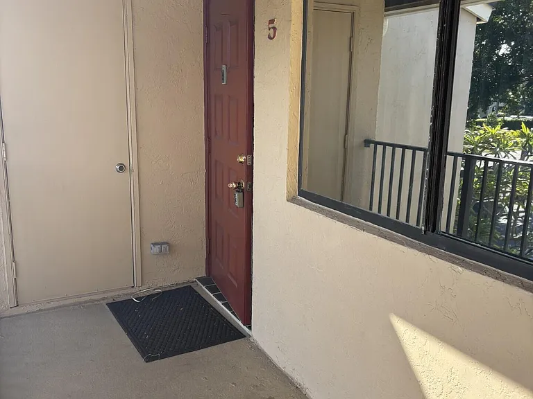 110 SE 7th St #5 — Photo 3