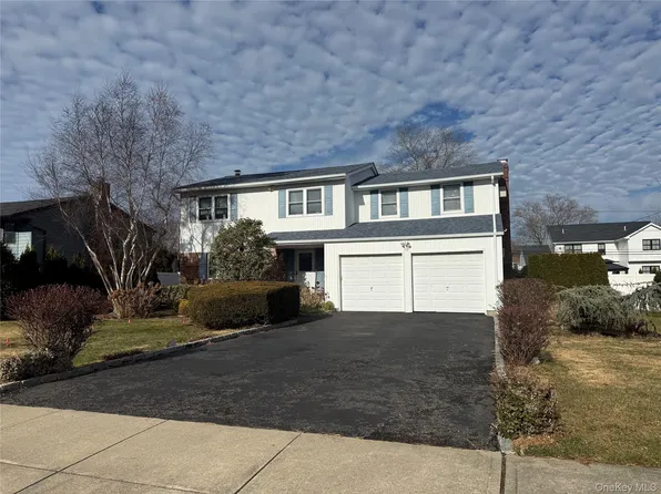 15 Sherry Ln, Hauppauge, NY 11788
