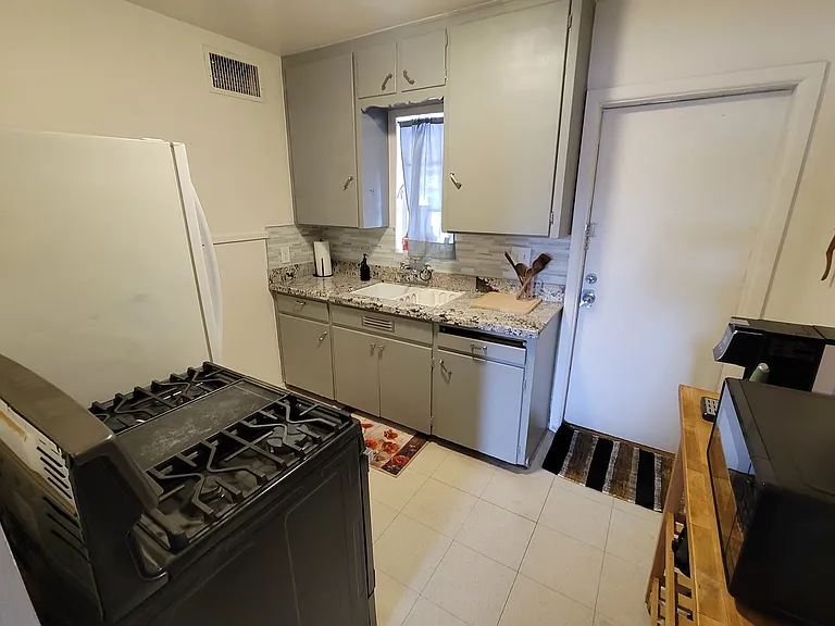 N 28th Pl — Photo 3