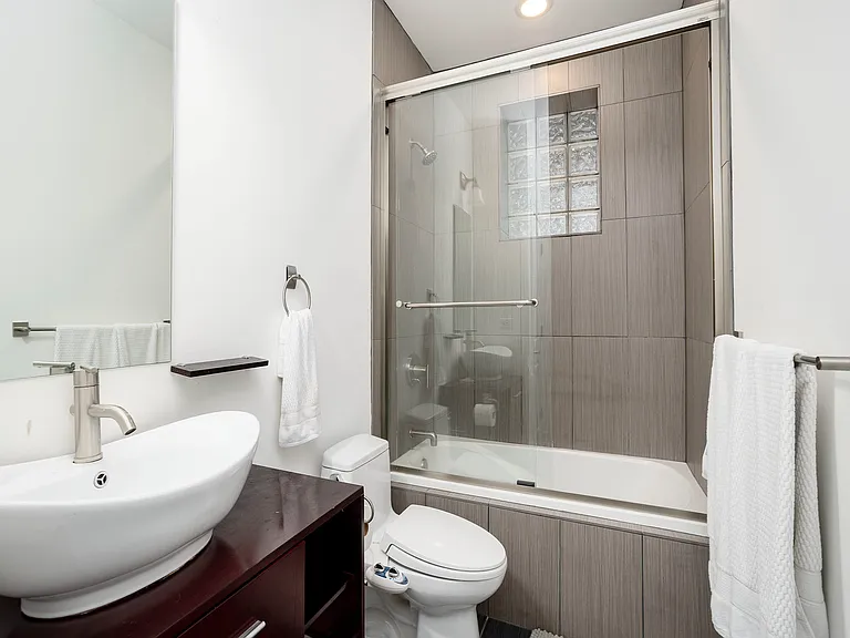 821 W Roscoe St #1 — Photo 22