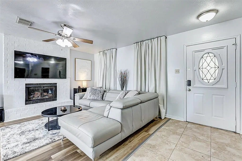 4 bed, 2.5 bath, 1700 sqft, $4,650 — Photo 2