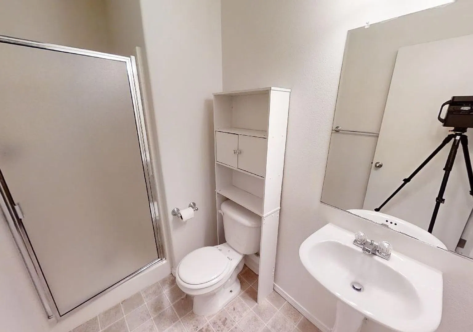 Spacious 3-Bedroom Townhome with Dual Primary Suites, Attached Garage & Private Backyard in Beave... — Photo 3